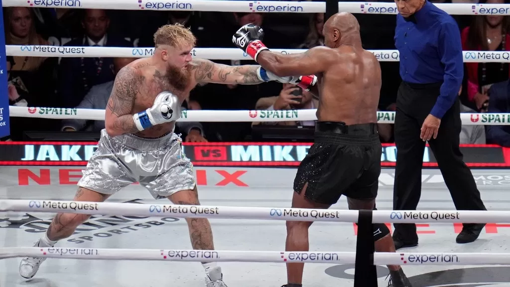 Jake Paul beats legendary Mike Tyson in blockbuster Netflix boxing bout -  India Today