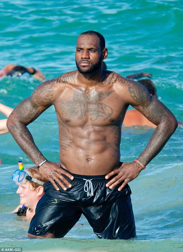 Basketball superstar shows off his chiseled physique while shooting Nike  commercial in Miami | Daily Mail Online