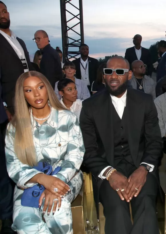 Photo : LeBron James et sa femme Savannah James - Défilé de mode Louis  Vuitton Homme, Collection Printemps-Été 2024 dans le cadre de la Fashion  Week de Paris, France, le 20 Juin