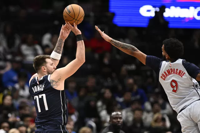 Doncic's triple-double helps Mavericks send Wizards to 16th straight loss  in 137-101 rout - Yahoo Sports
