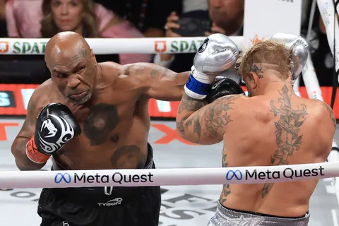 El verdadero poder de la leyenda: Mike Tyson se vengó al derrotar a Jake Paul con un nocaut en menos de 50 segundos como represalia y se llevó a casa 700 millones de dólares.