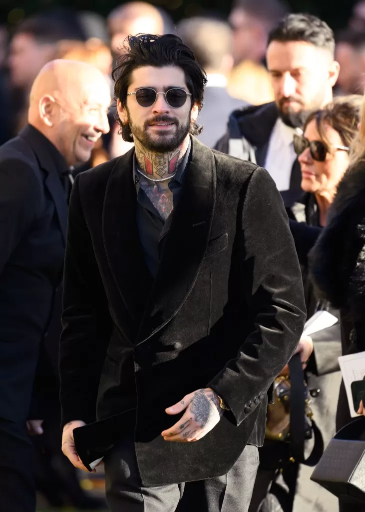 Zayn Malik porte des lunettes de soleil et un costume.