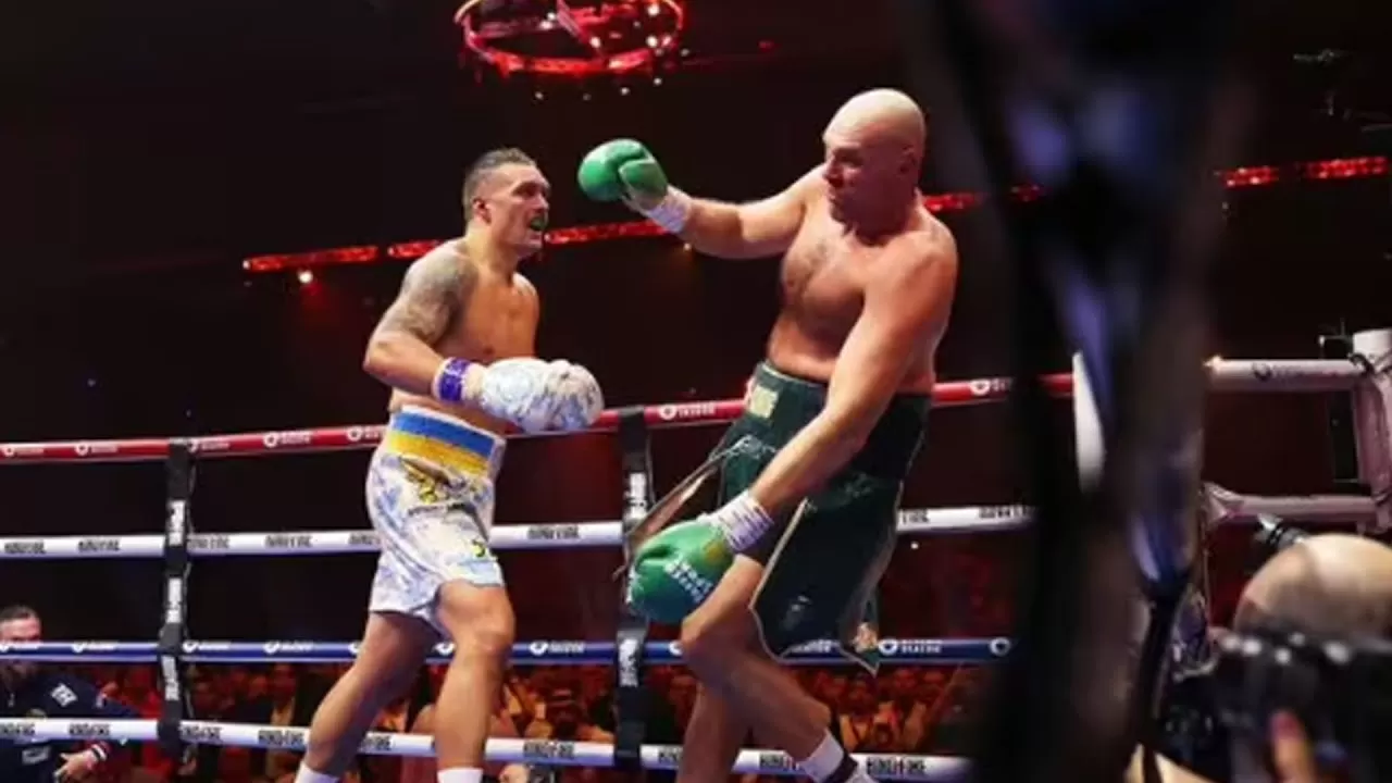 Oleksandr Usyk stuns Tyson Fury to become unified world heavyweight  champion - YouTube