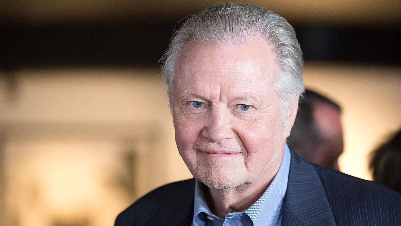 Jon Voight Calls Out Robert De Niro and “Republican Turncoats” in Twitter  Tirade