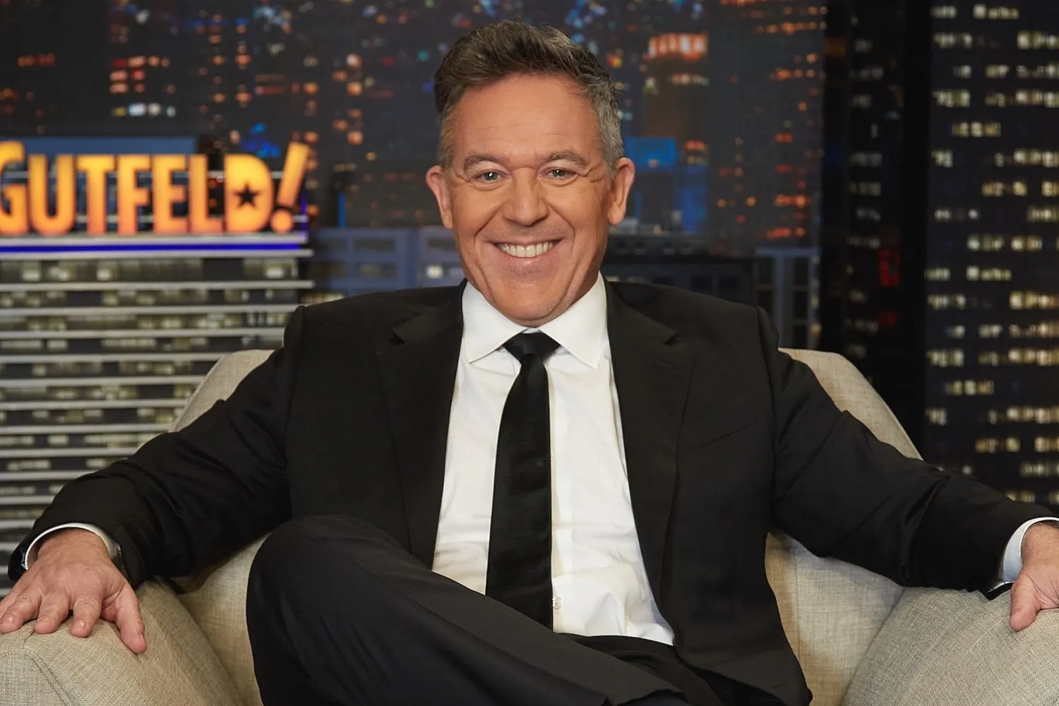 Greg Gutfeld firma una extensión de contrato de varios años con Fox News - LateNighter