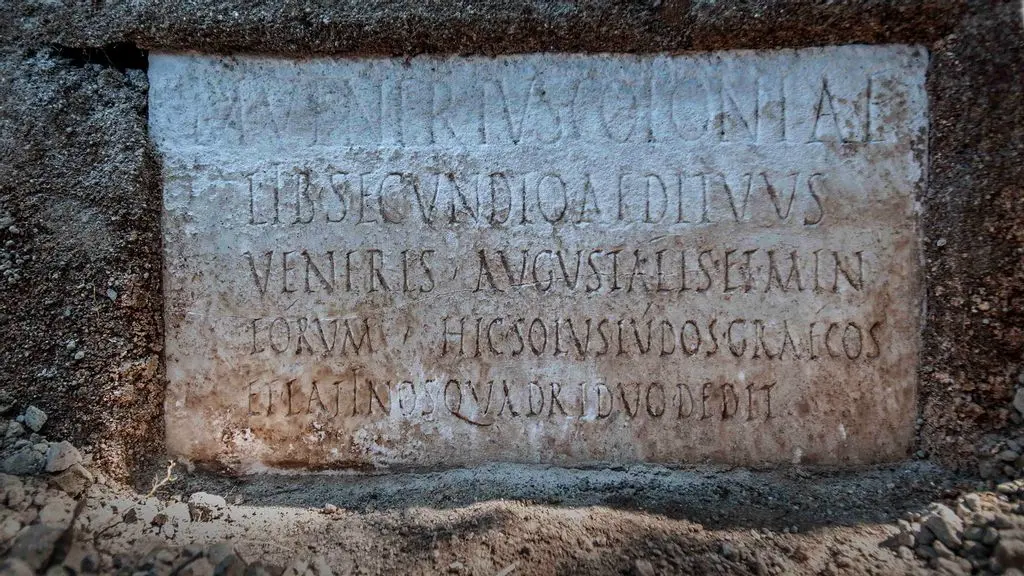 Cette inscription révèle qui a été enterré dans le tombeau.