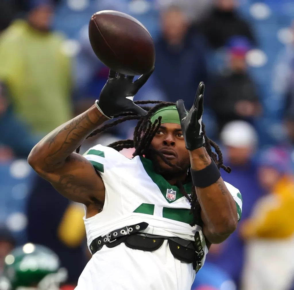 Davante Adams, catching a pass during warmups before the Jets' Week 17 blowout loss to the Bills, said it would be nice to knock the Dolphins out of the playoffs, especially since Miami did the same to Gang Green a few weeks ago.