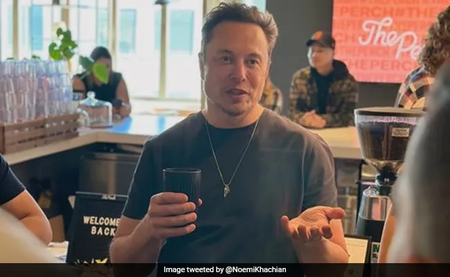 Elon Musk y el personal de Twitter conversan mientras toman un café