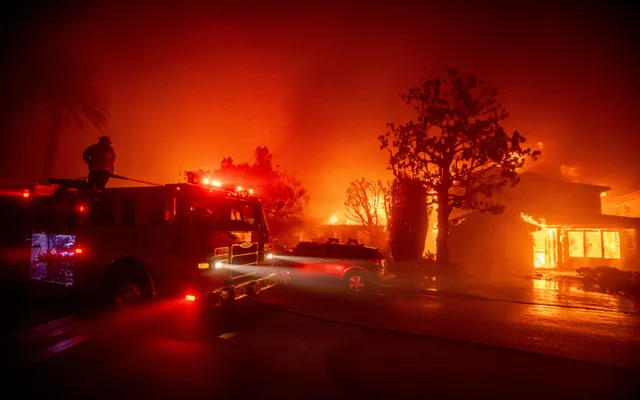 Cháy rừng ở California đe dọa vùng ngoại ô Los Angeles, cư dân phải sơ tán  | VTV.VN