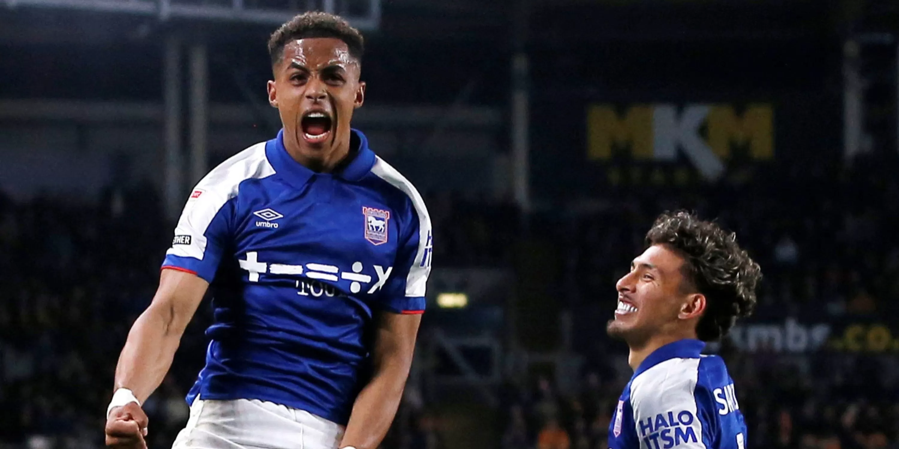 Omari Hutchinson celebra un gol para Ipswich.