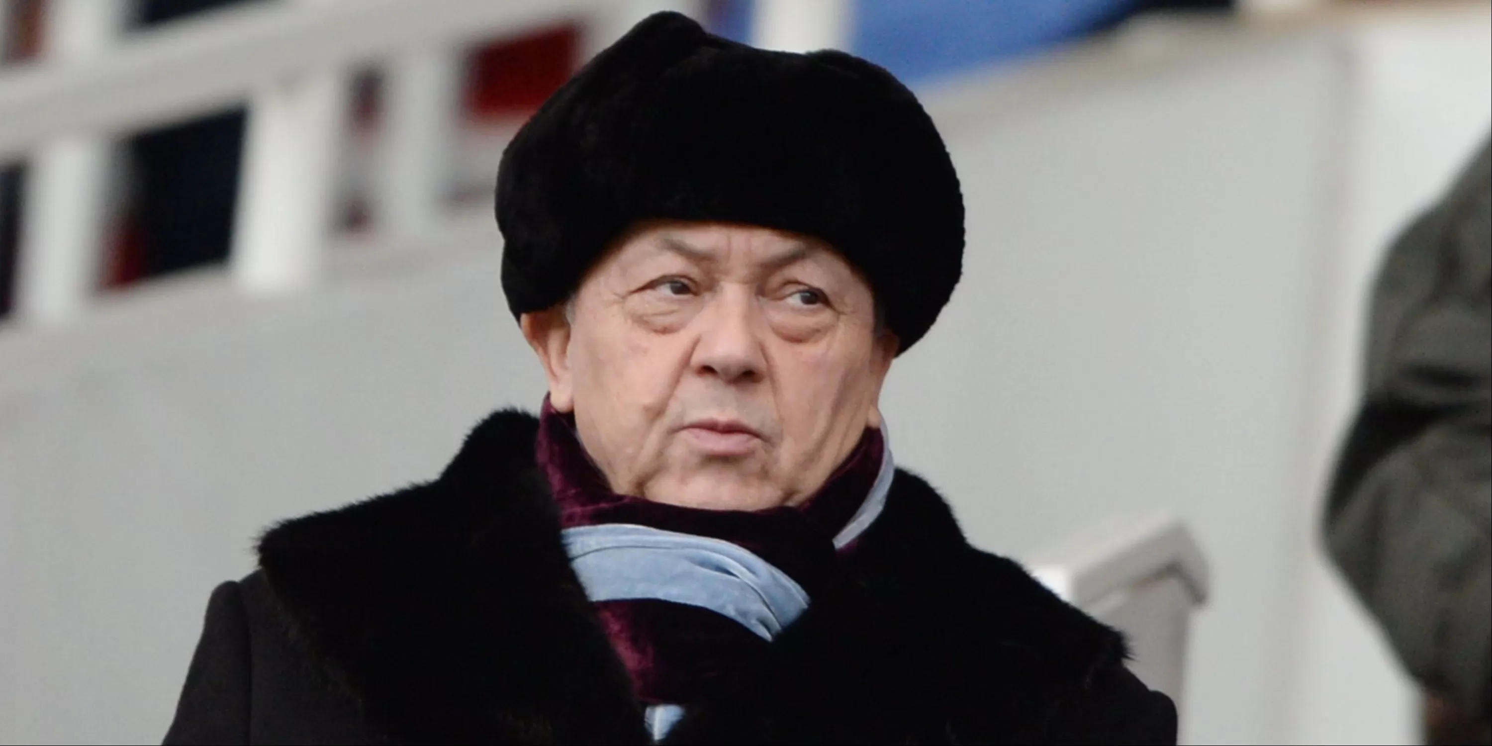 David Sullivan, copropietario del West Ham United, observando desde las gradas del estadio de Londres