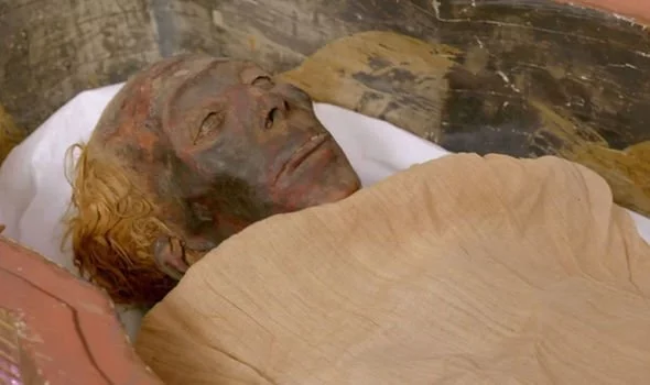 Egypt: Opening the coffin containing a 3,400-year-old mummy, found something amazing - 1