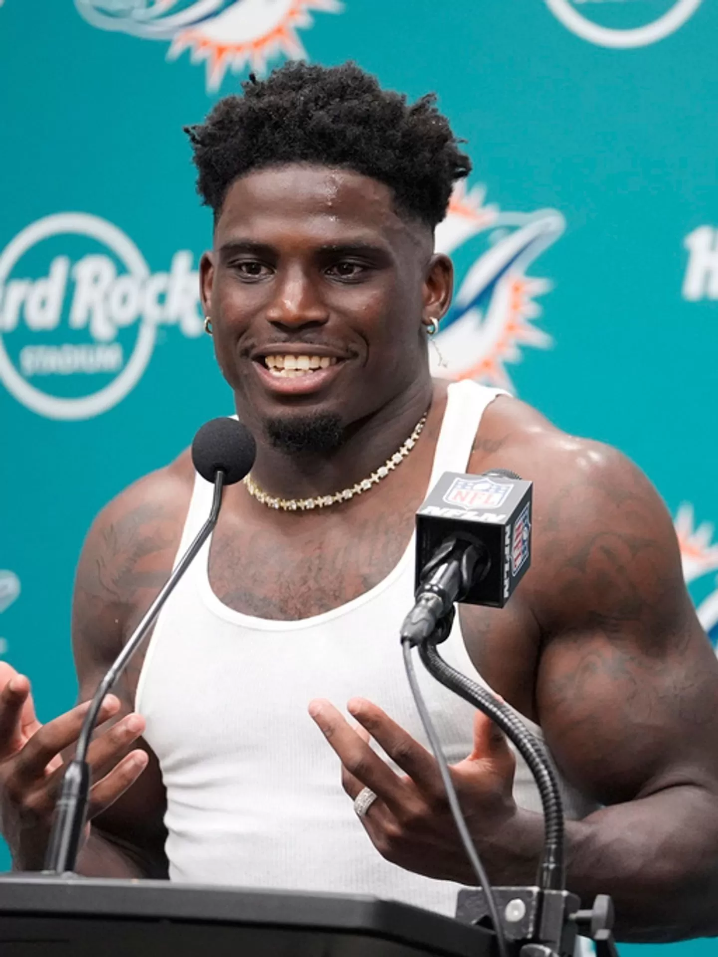 Police officer who detained Tyreek Hill before Dolphins game placed on leave