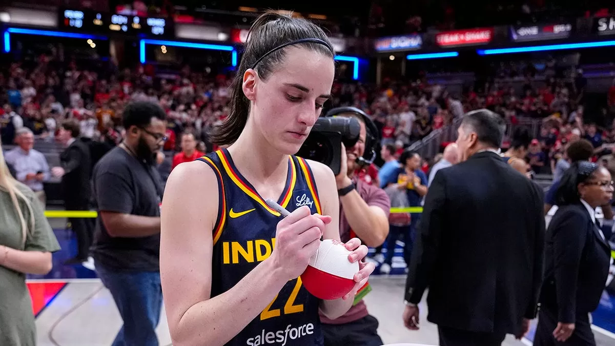 Caitlin Clark firma un balón