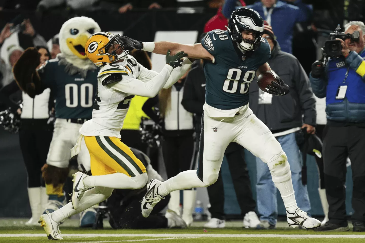 Hurts tosses 2 TD passes and Goedert throws 3 stiff-arms to lead Eagles  past Packers 22-10 | ABC27