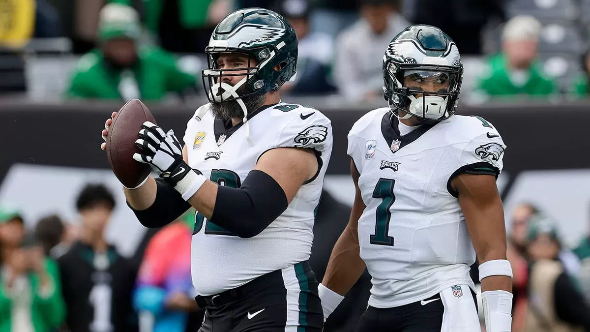 Jason Kelce của Eagles trả lời những bình luận gần đây của Jalen Hurts đặt  câu hỏi về 'cam kết' của đội | Tin Mới