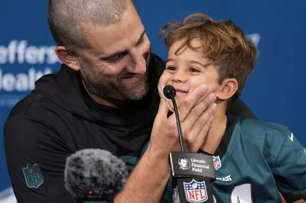 Eagles coach Nick Sirianni apologizes for his behavior toward fans at the  Linc | AP News