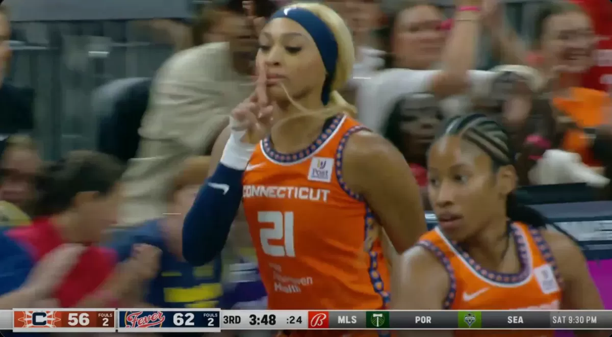 Caitlin Clark quickly responded to Dijonai Carrington's taunt to Fever fans  as the pair exchanged 3s - Yahoo Sports