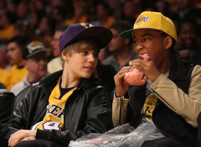 Justin Bieber, Lakers fan with his friend Jaden Smith | justinbiebermexican