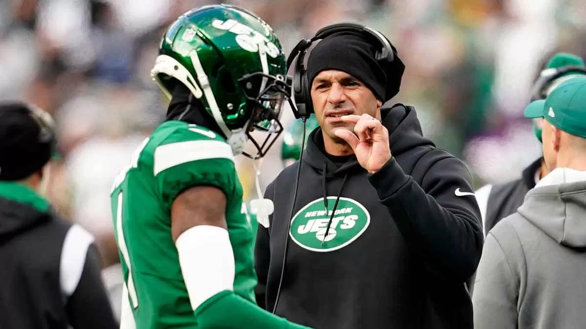 New York Jets head coach Robert Saleh talks to cornerback Sauce Gardner (1) on the sideline during the first half against the Detroit Lions at MetLife Stadium on Sunday, Dec. 18, 2022. Nfl Ny Jets Vs Detroit Lions Lions At Jets