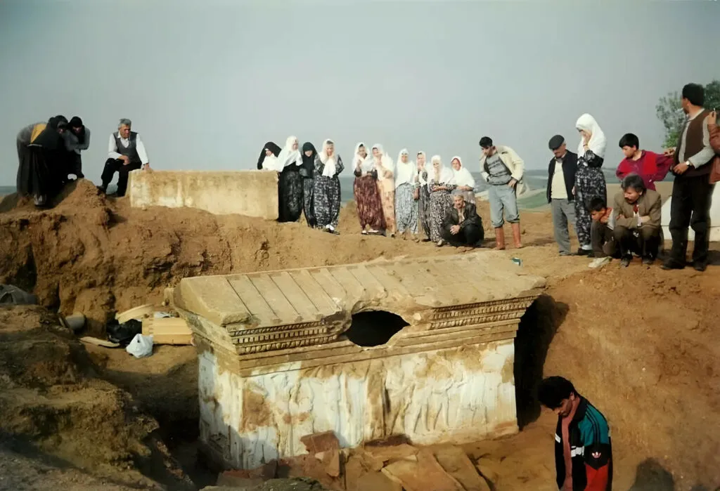 Discovery of the Sarcophagus of Polyxena: Uncovering a Treasure from the Ancient World – History Magazine