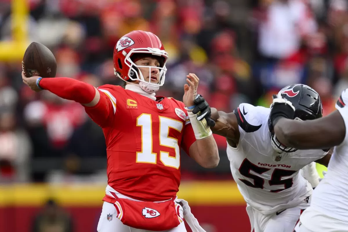 Patrick Mahomes, Chiefs defeat Texans to return to AFC title game - Los  Angeles Times