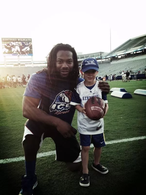 ima5krunner على X: "My son with Za'darius Smith last night #LargeHuman  #UKFootball http://t.co/ZPYlBCEGKy" / X