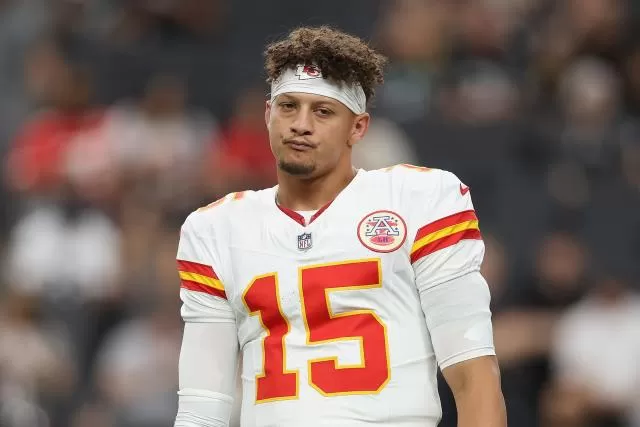 Chiefs QB Patrick Mahomes snubbed for 2025 NFL Pro Bowl honors - Yahoo  Sports