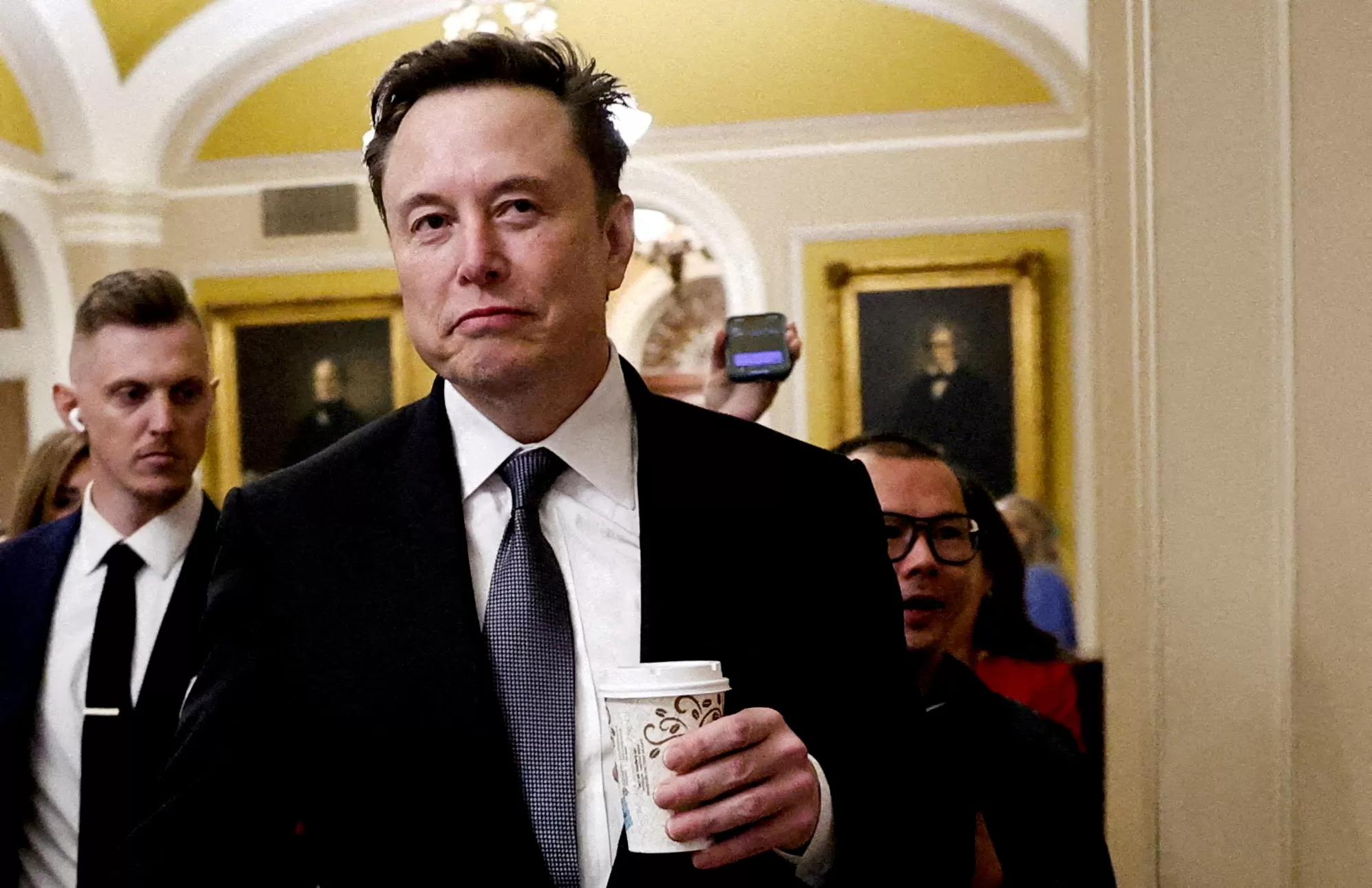 Le magazine Time publie une photo retouchée du milliardaire Elon Musk assis au bureau du président