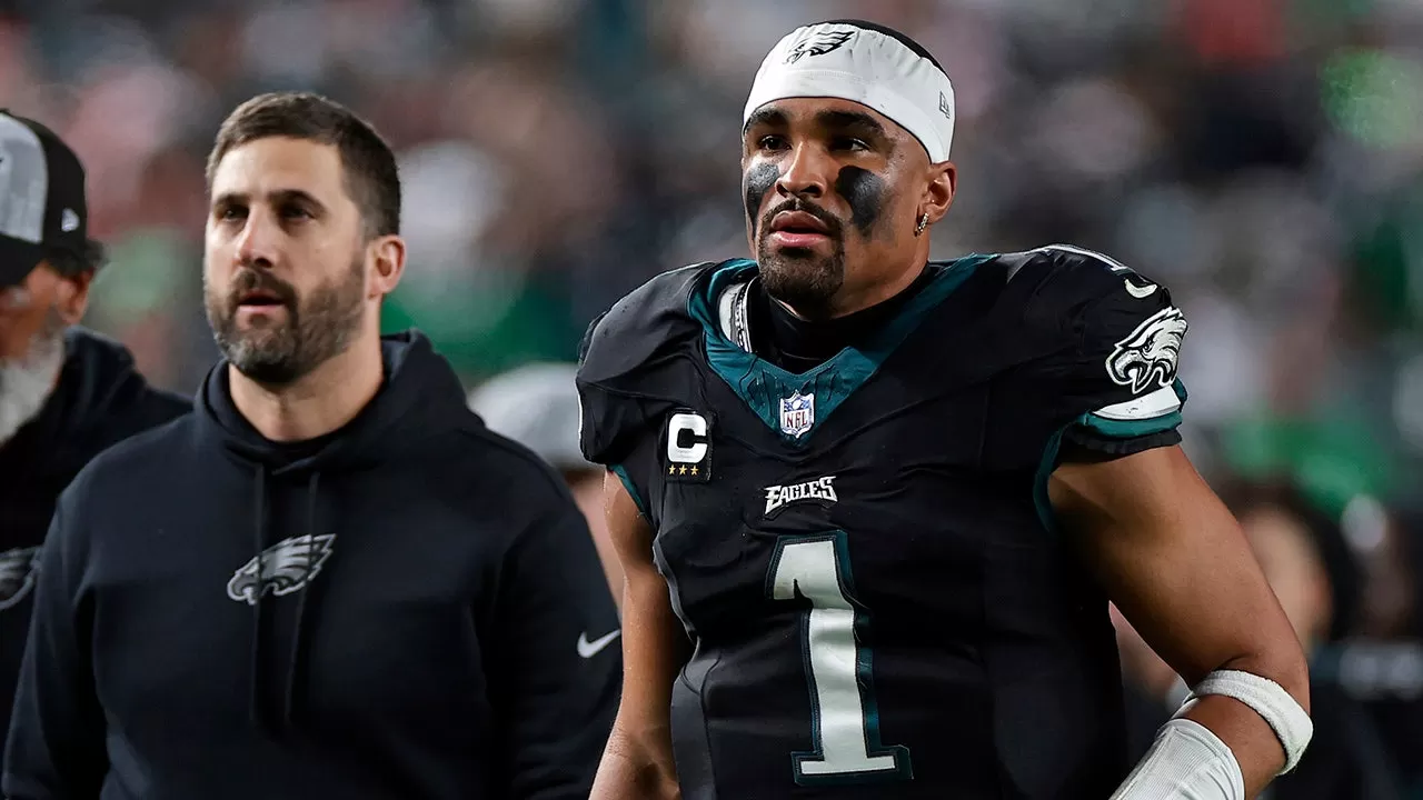 Jalen Hurts của Eagles chuẩn bị bắt đầu trận đấu với Cowboys mặc dù Nick  Sirianni cho rằng QB bị hạn chế do chấn thương | Tin Mới