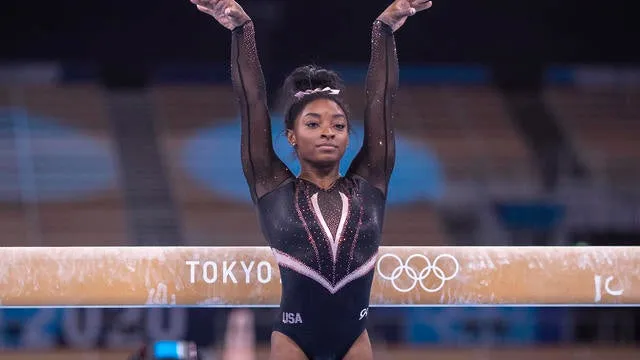 Simone Biles zieht sich aus den Finals am Sprung und Stufenbarren zurück - CBS News