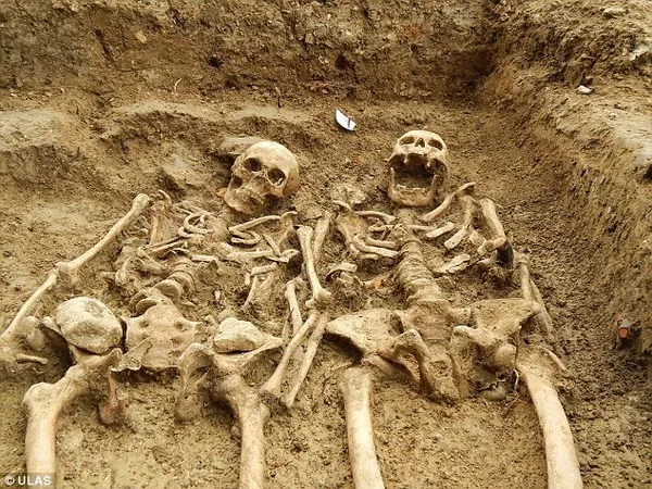 Archaeology of two strange skeletons "holding hands"