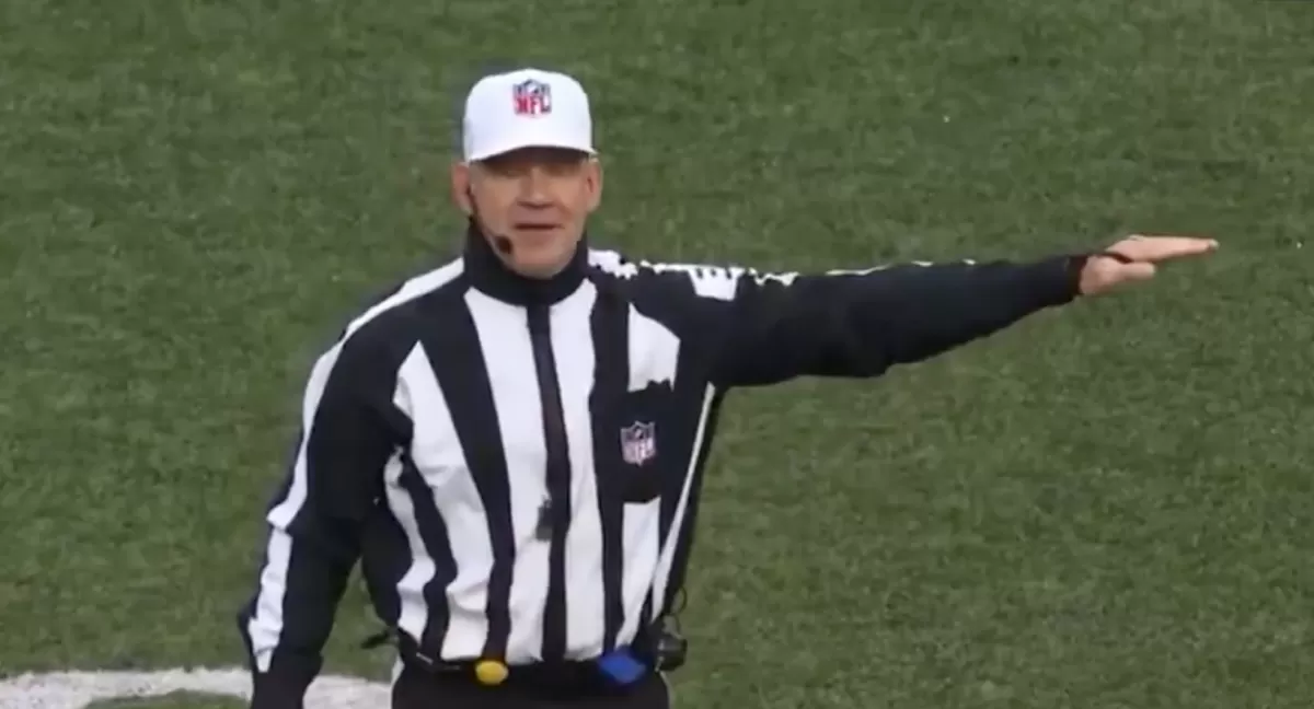 Ref Clete Blakeman couldn't help but laugh while announcing Aaron Rodgers'  unnecessary roughness penalty - Yahoo Sports