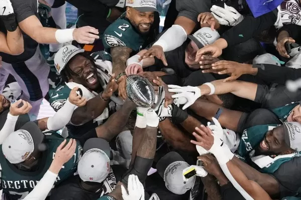 Eagles dominate Chiefs in Super Bowl and roll to 40-22 win | AP News