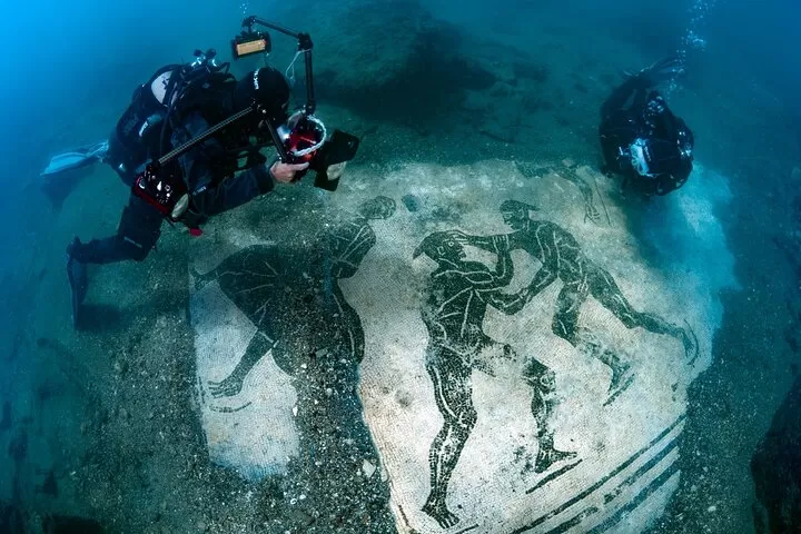Essayez la plongée sous-marine parmi les découvertes archéologiques submergées de Baia tại Napoli | Pelago