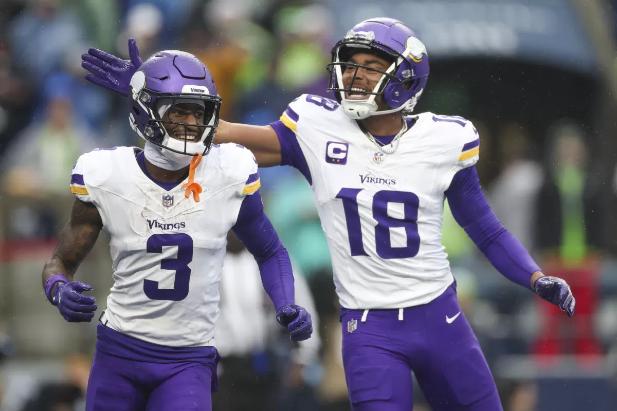 NFL scores: Vikings outduel Seahawks in Seattle to keep pace for No. 1  seed; Miami stays alive in AFC playoff chase - Yahoo Sports