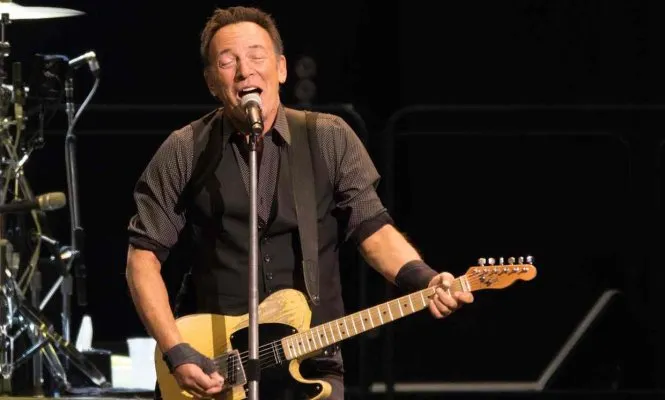 Bruce Springsteen tritt begeistert bei 4-stündigem Konzert auf - Tuoi Tre Online