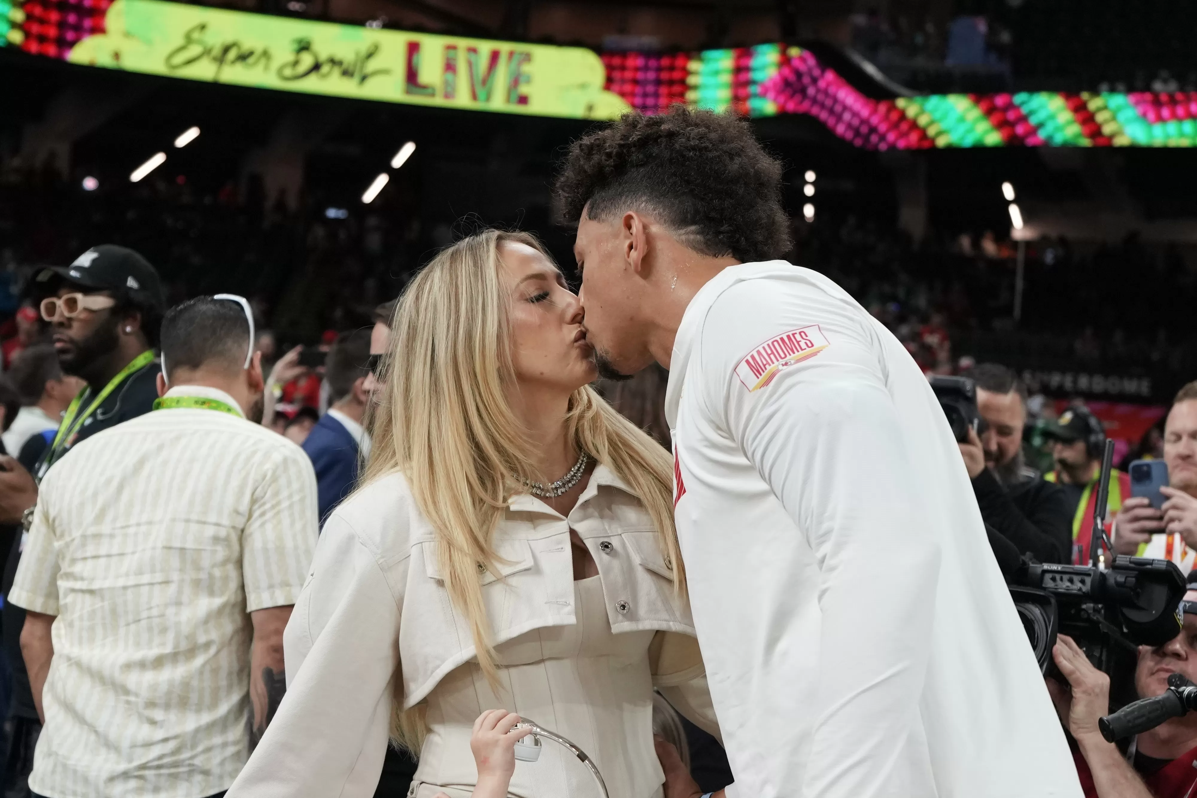 Patrick Mahomes kissing his wife before Super Bowl 59.