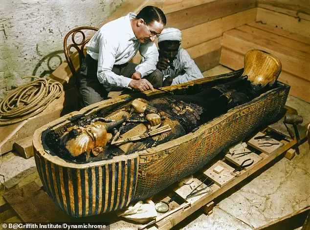 Le moment précieux de la découverte du cercueil de Toutankhamon | Daily Mail Online