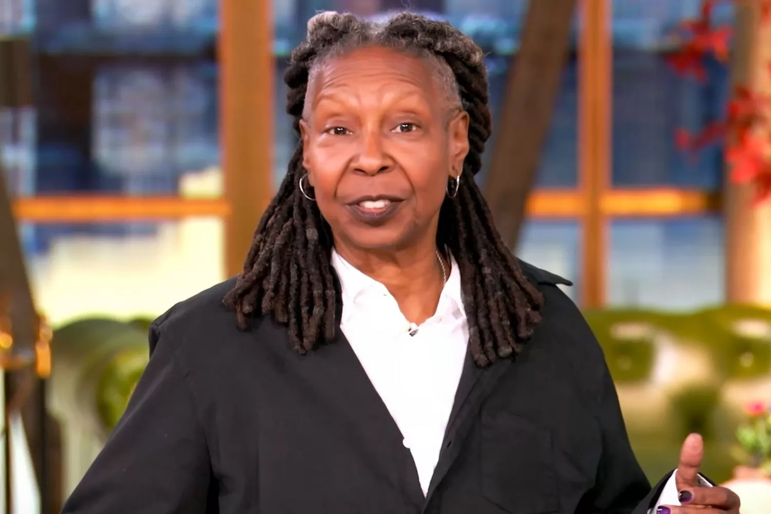 Whoopi Golberg advierte a sus copresentadores de 'The View' tras romper un papel y tirarlo al suelo