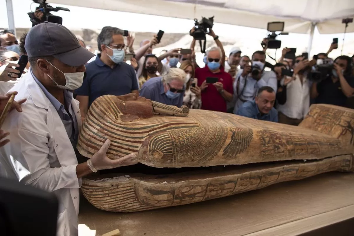 Arqueología: Expertos egipcios desentierran 13 ataúdes de madera sellados en la necrópolis del desierto de Saqqara