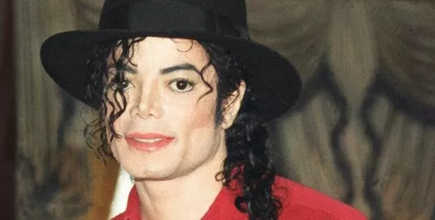 Il s'agit de Michael Jackson qui a un lien avec lui