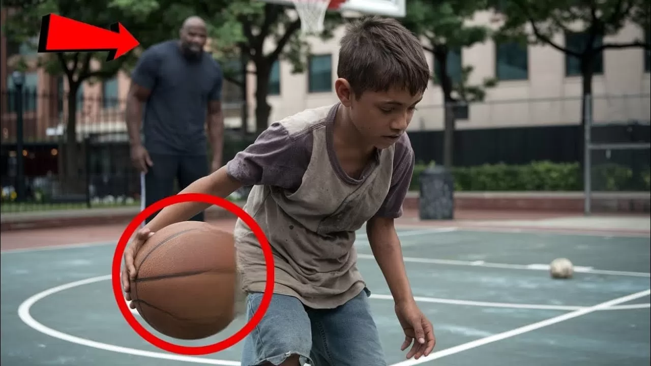 Big Shaq voit un jeune garçon jouer au basket-ball avec un ballon plat – Ce qu'il fait ensuite vous inspirera. - YouTube