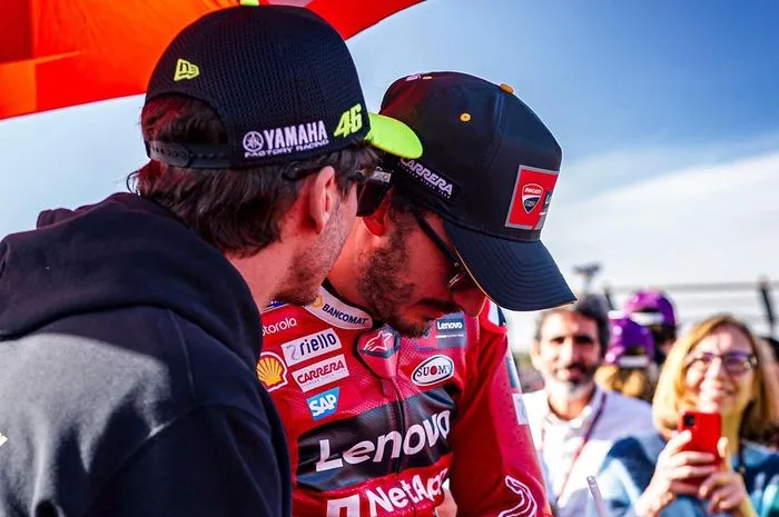 El inusual consejo de Valentino Rossi a Pecco Bagnaia en MotoGP Valencia 2023 - GridOto.com