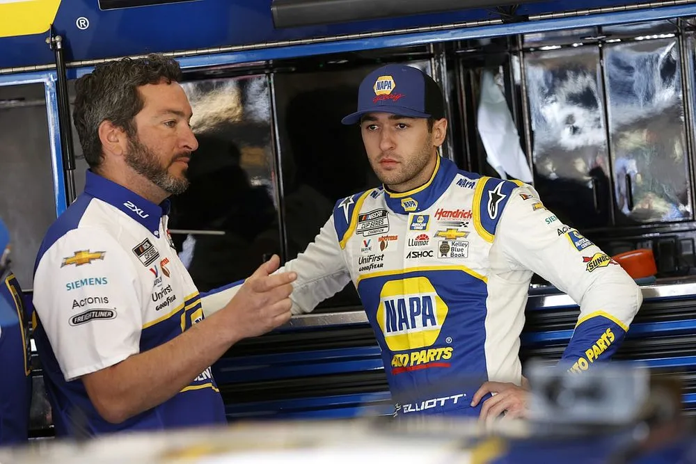 Chase Elliott led Kyle Busch in practice at Martinsville