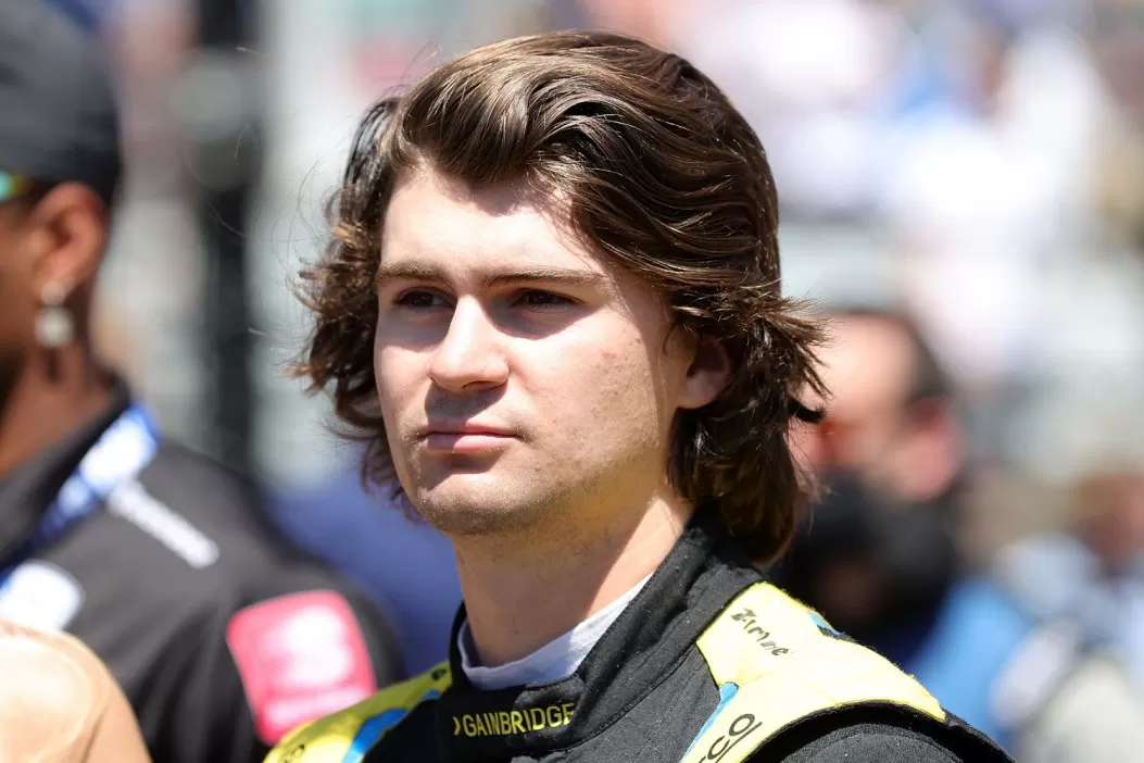 INDIANAPOLIS, INDIANA - 30 MAGGIO: Colton Herta degli Stati Uniti, pilota della #26 Gainbridge Andretti Autosport con Curb Agajanian, in piedi sulla griglia di partenza prima della 105a edizione della Indianapolis 500 all'Indianapolis Motor Speedway il 30 maggio 2021 a Indianapolis, Indiana. (Foto di Stacy Revere/Getty Images)