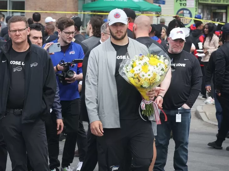 Josh Allen, Bills Stars Visit Buffalo Shooting Memorial