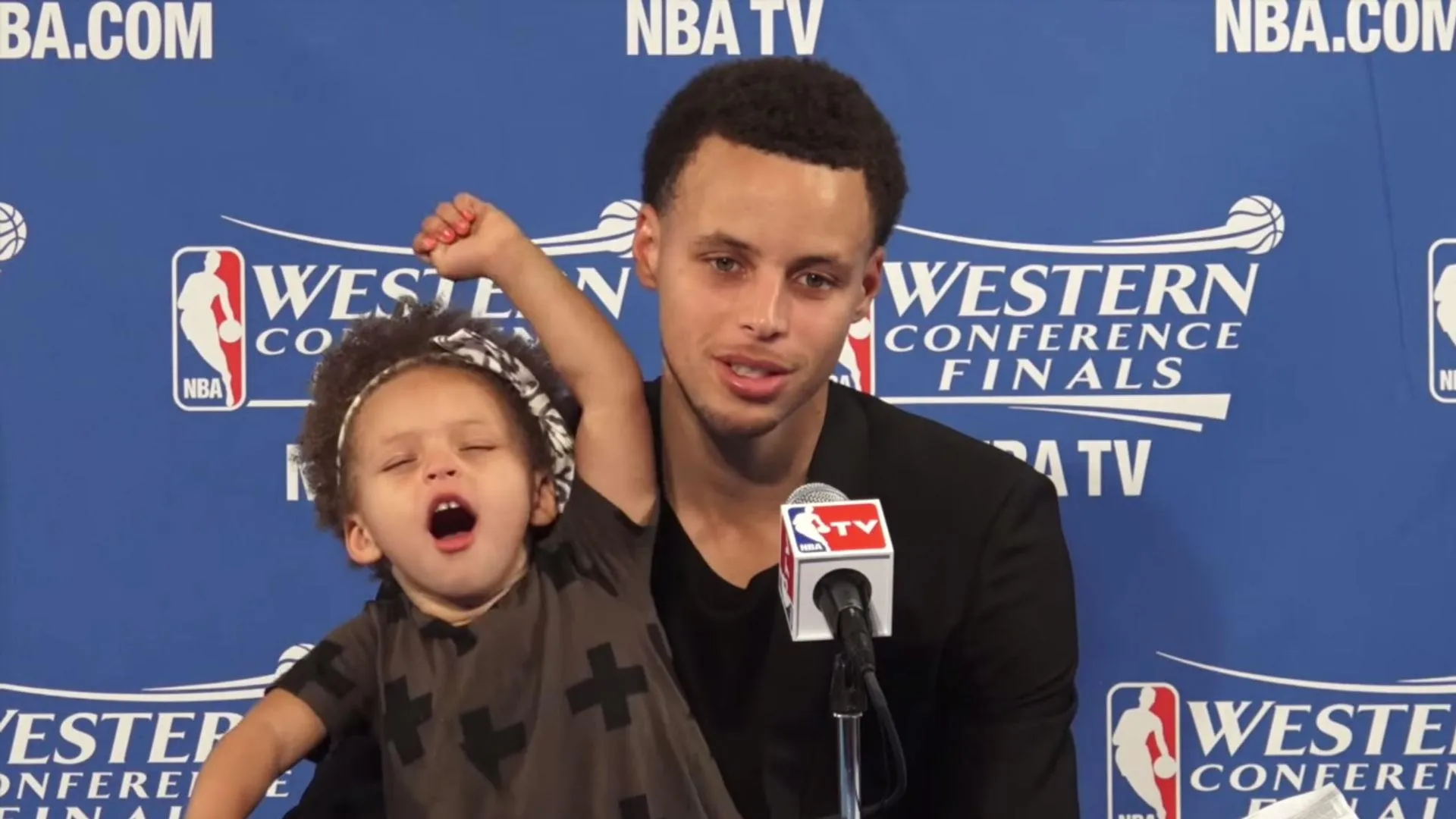 Riley Curry ne se partage pas lors de la conférence de presse de Steph | Actualités sportives