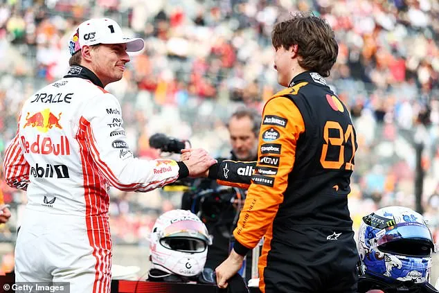Fue un recordatorio oportuno del campeón mundial de F1 Verstappen (izquierda) a los jóvenes talentos de McLaren.