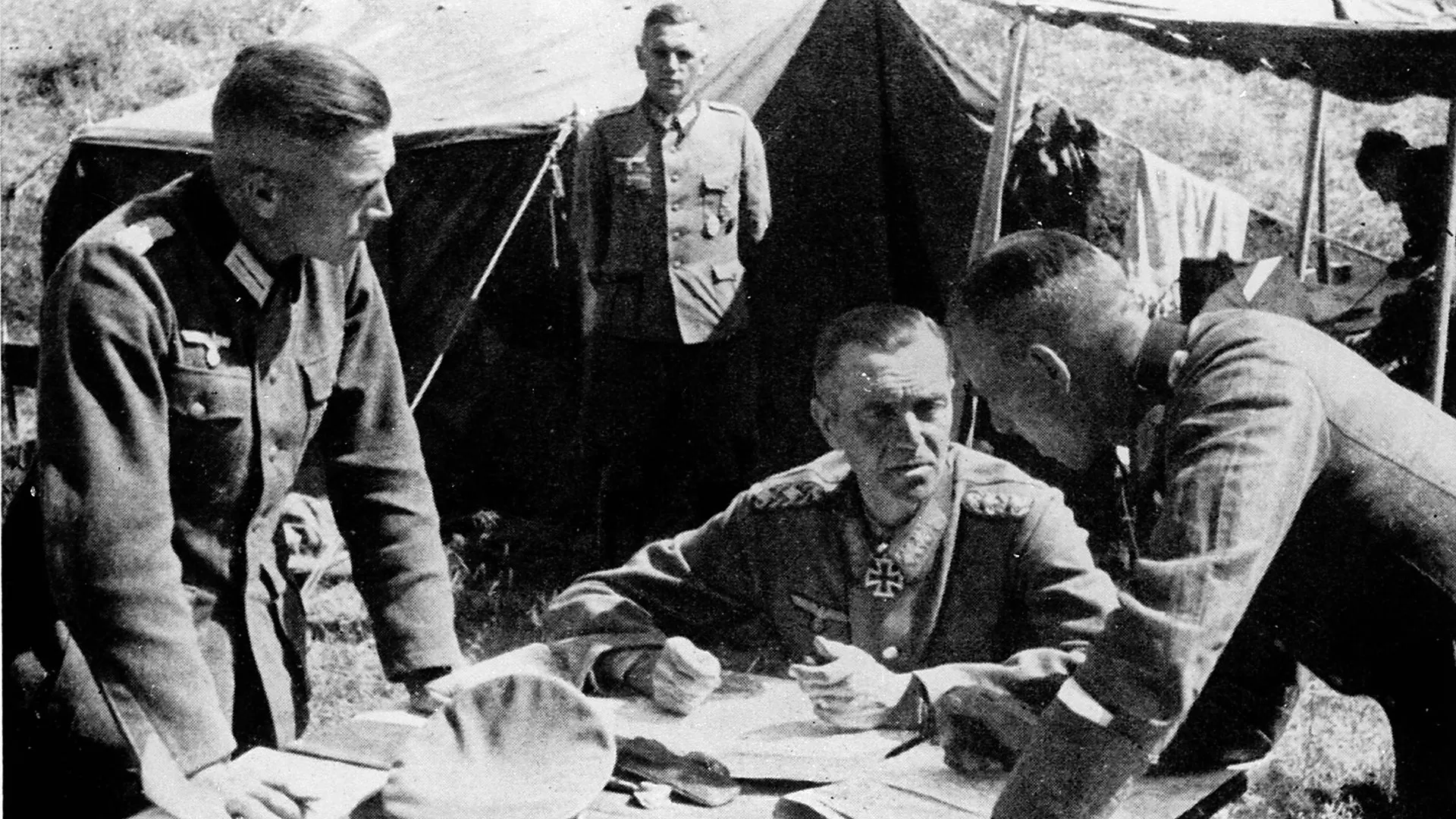 Der deutsche General Friedrich Paulus (sitzend) berät mit seinem Stab der VI. Armee vor Stalingrad, 1. September 1942.